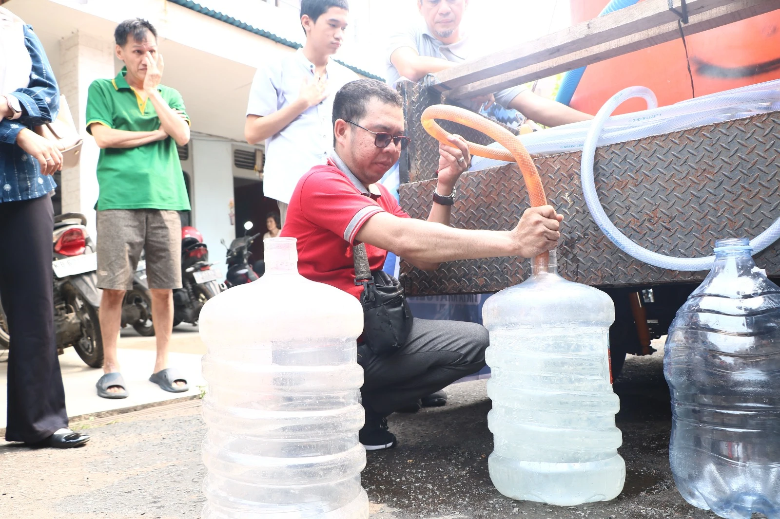 Diskominfo Salurkan 2.000 Liter Air Bersih untuk Warga Gajah Mada 5